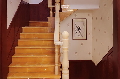 江门中式别墅室内汉白玉石楼梯的定制安装装饰效果