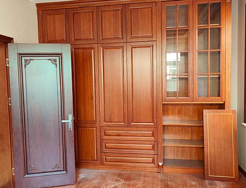 江门中式家庭装修里定制的实木衣柜效果图